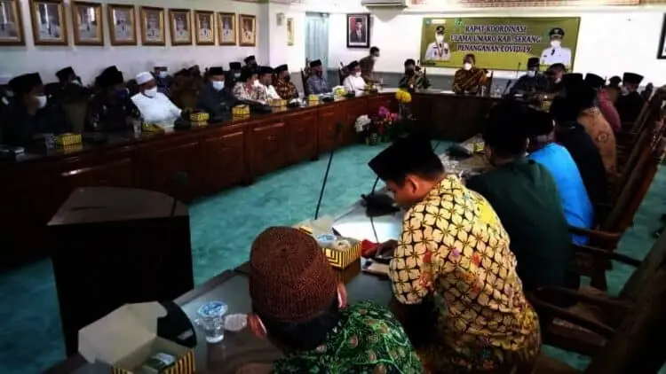 RAPAT BERSAMA–Pemkab Serang, menggelar rapat bersama dengan para ulama seKabupaten Serang, Kamis (29/7/2021). (SIDIK/SATELITNEWS.ID)