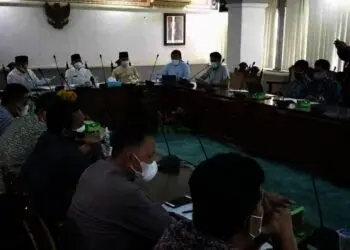 RAPAT KOORDINASI–Sekda Kabupaten Serang, Tb Entus Mahmud Sahiri, memimpin Rapat Koordinasi (Rakor) terkait rencana pelaksanaan Pilkades serentak 2021, Jumat (23/7/2021). (SIDIK/SATELITNEWS.ID)
