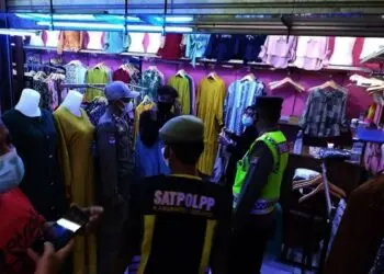 PANTAU PEDAGANG–Petugas gabungan, melakukan pantauan ke sejumlah wilayah dimasa penerapan PPKM Darurat, beberapa waktu lalu. (ISTIMEWA)