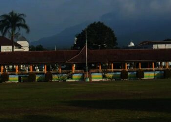ALUN – ALUN SEPI–CFD dihentikan sementara. Situasi Alun-alun Pandeglang tak seperti biasanya, terlihat sepi, Minggu (18/7/2021). (NIPAL SUTIANA/SATELITNEWS.ID)