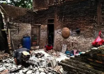 Warga Cimarga Lebak Nyaris Tertimbun Puing Bangunan Ambruk