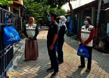 Satgas Covid Tingkat RW Ingatkan Prokes Sambil Bagikan Bantuan Makanan