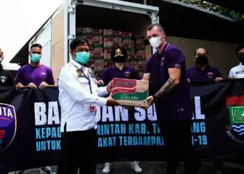 Manajemen dan Tim Persita Serahkan Bantuan Sosial Untuk Warga