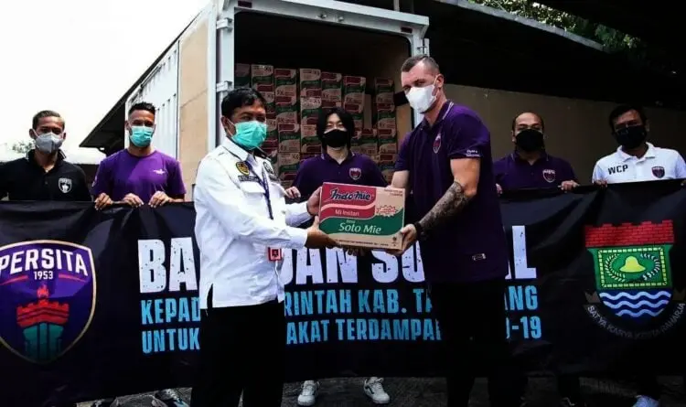 Manajemen dan Tim Persita Serahkan Bantuan Sosial Untuk Warga