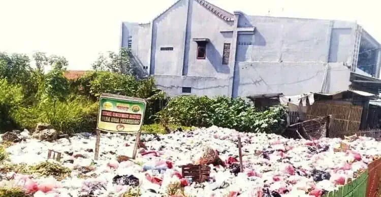 Sampah PKL Liar Resahkan Warga Perumahan Mutiara Garuda