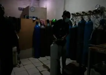 Tak Punya Tabung, Pasien Covid-19 Menginap di Depan Toko Oksigen