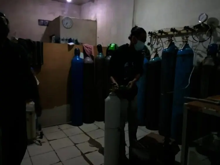 Tak Punya Tabung, Pasien Covid-19 Menginap di Depan Toko Oksigen