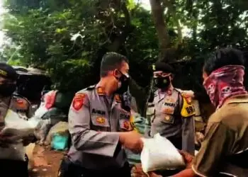 Polda Metro Jaya Bagikan Paket Beras di Pamulang