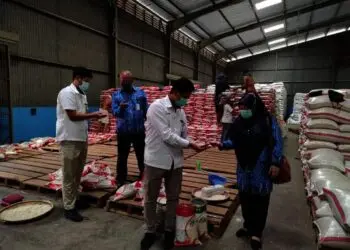CEK BERAS DI BULOG–Tim Dinsos Kabupaten Serang, cek stok dan kualitas beras di Bulog Sub Divre Serang, Selasa (20/7/2021). Yang nantinya akan dibagikan ke KPM PKH dan BST. (SIDIK/SATELITNEWS.ID)
