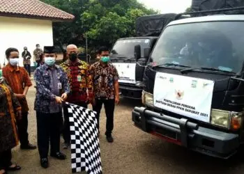 PENYALURAN BERAS–Dinas Sosial (Dinsos) Kabupaten Serang, mulai menyalurkan bantuan beras terhadap 43.000 penerima bantuan Program Keluarga Harapan (PKH) dan 116.000 penerima Bantuan Sosial Tunai (BST), Kamis (22/7/2021). (SIDIK/SATELITNEWS.ID)