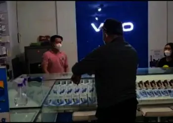 MARAH-MARAH: Bupati Tangerang Ahmed Zaki Iskandar saat memarahi karyawan sebuah toko handphone di kawasan Kelapa Dua, Kabupaten Tangerang, Sabtu (9/7/2021) malam. (ISTIMEWA)
