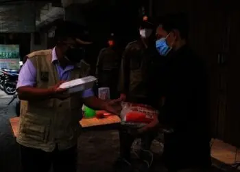 Aparatur Kecamatan Tegakkan Aturan Sambil Bagikan Makanan, Curhat Pedagang: Sudah Lelah