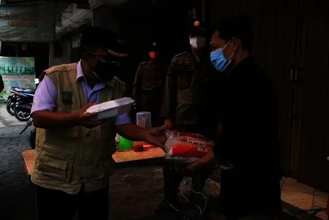 Aparatur Kecamatan Tegakkan Aturan Sambil Bagikan Makanan, Curhat Pedagang: Sudah Lelah