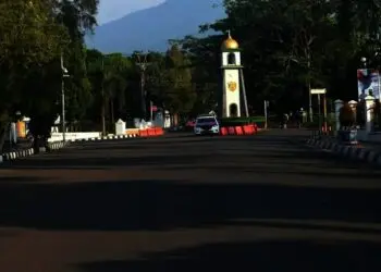 CFD DIHENTIKAN SEMENTARA–Jalan Raya Alun – alun Pandeglang, tampak sepi akibat CFD dihentikan sementara, guna memaksimalkan pencegahan penyebaran Covid-19, Minggu (18/7/2021). (NIPAL SUTIANA/SATELITNEWS.ID)