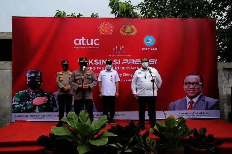 Kapolri Akselerasi Vaksinasi Buruh di Pasar Kemis