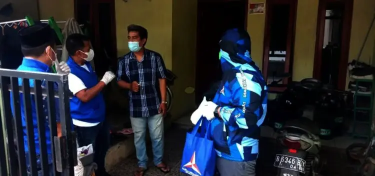‘Partai Demokrat Peduli’, Ratusan Paket Bantuan Disebar untuk Warga yang Isoman