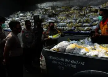 BANSOS BERAS–Polres Serang menerima Bantuan Sosial (Bansos) beras, sebanyak 30 ton untuk dibagikan kepada masyarakat di Kabupaten Serang, Jumat (30/7/2021). Bansos itu dari Presiden RI Joko Widodo, yang dikirim menggunakan kontainer. (ISTIMEWA)