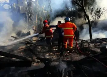 PEMADAMAN–Tim Damkar BPBD Kabupaten Serang dan Tim Damkar Nikomas, melakukan pemadaman di lokasi kebakaran, Senin (26/7/2021). (SIDIK/SATELITNEWS.ID)