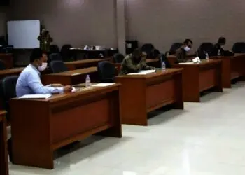 TES TULIS–Para peserta Calon Dirut LKM Kabupaten Pandeglang, sedang mengikuti tes, di Aula Setda Pandeglang, Kamis (15/7/2021). (NIPAL SUTIANA/SATELIT NEWS)