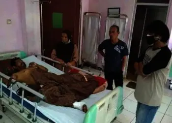 TERBARING DI RSUD BERKAH–Samani, warga Kampung Lembur Gede, Desa Katumbiri, Kecamatan Cigeulis, Kabupaten Pandeglang, yang merupakan korban luka bakar disekujur tubuhnya, terlihat terbaring di RSUD Berkah, sesaat sebelum pulang, Selasa (27/7). (MARDIANA/SATELITNEWS.ID)