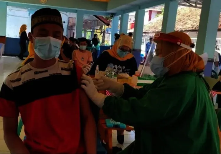 DIVAKSIN–Seorang warga binaan Rutan Kelas II B Pandeglang, sedang divaksin Covid-19 oleh tenaga kesehatan Dinkes Pandeglang, Selasa (27/7). (NIPAL SUTIANA/SATELIT NEWS)