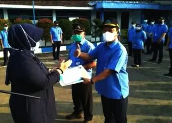 BERI PENGHARGAAN–Kabag Keuangan PDAM Tirta Berkah Pandeglang, Euis Yuningsih, secara simbolis memberikan penghargaan kepada perwakilan karyawan, di halaman PDAM Tirta Berkah Pandeglang, Senin (5/7). (ISTIMEWA)