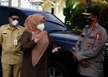 DIALOG–Bupati Pandeglang, Irna Narulita, sedang berdialog di ruang terbuka, dengan Kakorsabhara Baharkam Polri, Irjen Polisi Nanang Avianto, di wilayah Kecamatan Majasari, Kabupaten Pandeglang, Selasa (6/7). (NIPAL SUTIANA/SATELIT NEWS)