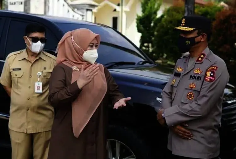 DIALOG–Bupati Pandeglang, Irna Narulita, sedang berdialog di ruang terbuka, dengan Kakorsabhara Baharkam Polri, Irjen Polisi Nanang Avianto, di wilayah Kecamatan Majasari, Kabupaten Pandeglang, Selasa (6/7). (NIPAL SUTIANA/SATELIT NEWS)