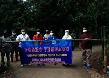 PORTAL KAMPUNG–Pemkab Pandeglang, bersama pihak Kecamatan Bojong dan Muspika Bojong, sedang meninjau portal di wilayah Kecamatan Bojong, beberapa waktu lalu. (DOKUMEN)