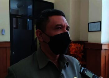 Kepala BKD Pandeglang, Ali Fahmi Sumanta, sedang di wawancara sejumlah wartawan. (DOKUMEN/SATELITNEWS.ID)