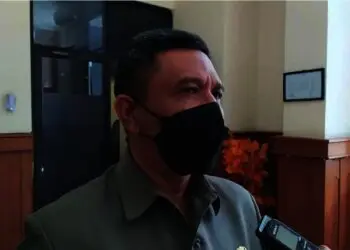 Kepala BKD Pandeglang, Ali Fahmi Sumanta, sedang di wawancara sejumlah wartawan. (DOKUMEN/SATELITNEWS.ID)