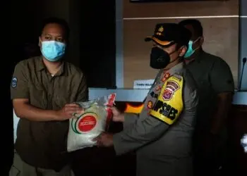 BERI BANTUAN–Kapolres Pandeglang, AKBP Hamam Wahyudi, secara simbolis memberikan bantuan sembako ke seorang wartawan di lingkungan Mapolres Pandeglang, Rabu (28/7/2021). (NIPAL SUTIANA/SATELITNEWS.ID)