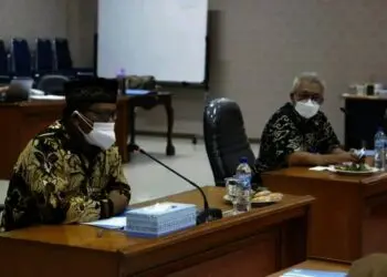 ARAHAN–Sekda Pandeglang, Pery Hasanudin, didampingi Kepala Diskominfosantik Pandeglang, Girgi Jiantoro, sedang memberikan arahan dalam rapat koordinasi di Oproom Setda Pandeglang, Kamis (29/7). (NIPAL SUTIANA/SATELITNEWS.ID)