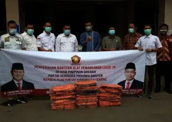 BANTUAN KANTONG JENAZAH–Dewan Pimpinan Cabang (DPC) Partai Gerindra Kabupaten Serang, menyalurkan bantuan 100 kantong jenazah ke Rumah Sakit Drajat Prawiranegara (RSDP) Serang, Kamis (22/7/2021). (SIDIK/SATELITNEWS.ID)