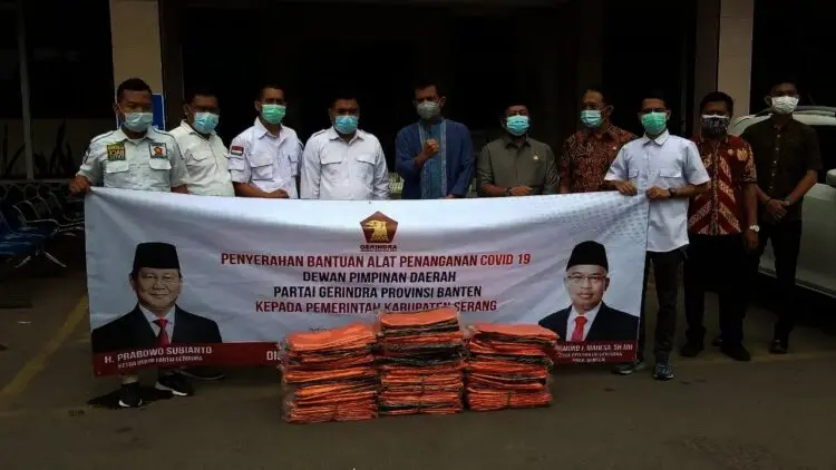 BANTUAN KANTONG JENAZAH–Dewan Pimpinan Cabang (DPC) Partai Gerindra Kabupaten Serang, menyalurkan bantuan 100 kantong jenazah ke Rumah Sakit Drajat Prawiranegara (RSDP) Serang, Kamis (22/7/2021). (SIDIK/SATELITNEWS.ID)