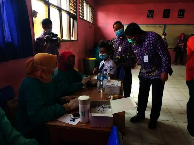 1.557 Pelajar SMP di Pasar Kemis Divaksin