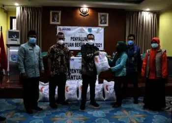 Wali Wali Kota Tangsel Serahkan Bantuan Beras
