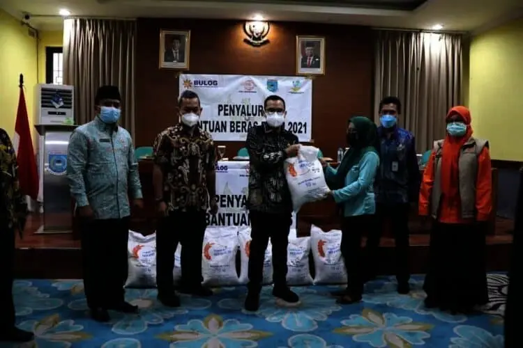 Wali Wali Kota Tangsel Serahkan Bantuan Beras