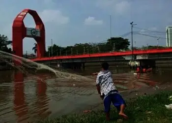 Warga Tangerang Berebut Cari Ikan Mabuk di Sungai Cisadane