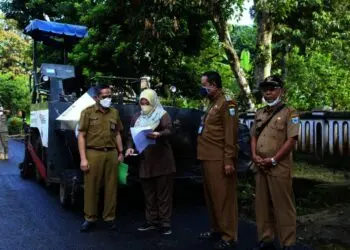 TINJAU HASIL PEMBANGUNAN–Bupati Pandeglang, Irna Narulita, didampingi Kepala DPUPR Pandeglang, Asep Rahmat dan jajaran lainnya, melongok hasil pembangunan jalan Montor-Pagelaran, beberapa waktu lalu. (DOKUMEN/SATELITNEWS.ID)