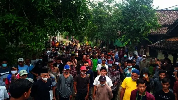 Balon Kades Pasirlancar Tak Lulus Tes, Pendukung Kepung Kantor Camat Sindangresmi