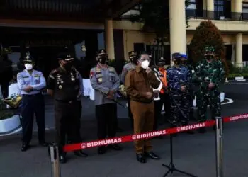 BERSAMA FORKOPIMDA - Sekda Banten Al Muktabat, bersama jajaran Forkopimda, saat memberikan imbauan terkait PPKM Darurat. (ISTIMEWA)