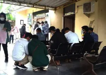 ANTREAN–Para pemohon kartu kuning, antre di loket Kantor Disnakertrans Kabupaten Serang. (DOKUMEN/SATELIT NEWS)