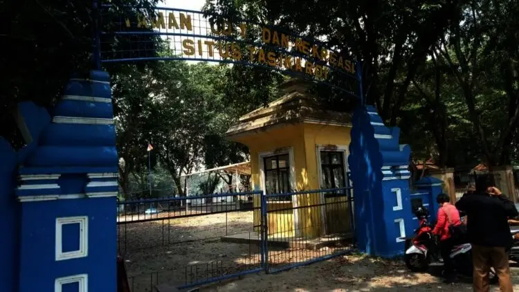 SITUS TASIKARDI–Salah satu Benda Cagar Budaya (BCB) di Kabupaten Serang, yaitu Situs Tasikardi. Yang sampai sekarang, masih terawat. (SIDIK/SATELIT NEWS)