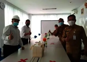 PENINJAUAN–Asda I Setda Serang, Nanang Supriatna, didampingi Camat Cikande, Mochamad Agus, meninjau produksi gas oksigen di Cikande, Senin (5/7/2021). (ISTIMEWA)