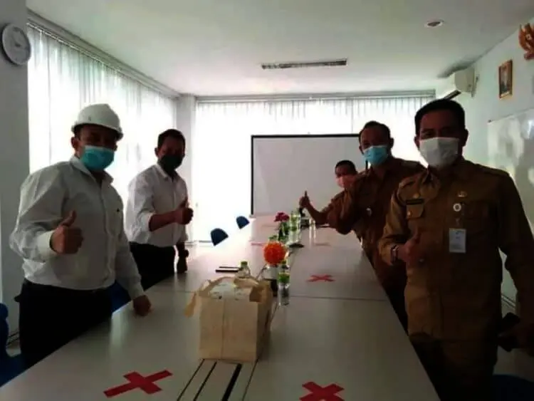 PENINJAUAN–Asda I Setda Serang, Nanang Supriatna, didampingi Camat Cikande, Mochamad Agus, meninjau produksi gas oksigen di Cikande, Senin (5/7/2021). (ISTIMEWA)