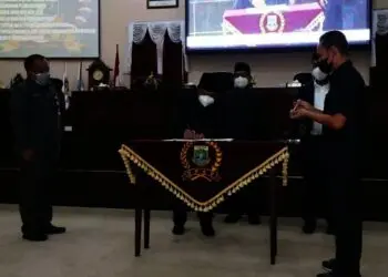 RAPAT PARIPURNA–Sekretaris Daerah (Sekda) Al Muktabar, yang mewakili Gubernur Wahidin, menghadiri Rapat Paripurna DPRD Provinsi Banten, di Gedung DPRD Provinsi Banten, Kawasan Pusat Pemerintahan Provinsi Banten (KP3B), Curug, Kota Serang, Selasa (6/7/2021). (ISTIMEWA)