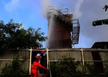 PEMADAMAN–Tim Damkar BPBD Kabupaten Serang, melakukan pemadaman dan penanganan kebakaran di Desa Harjatani, Kecamatan Kramatwatu, Kabupaten Serang, Rabu (7/7/2021). (ISTIMEWA)