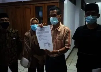 TUNJUKKAN BERITA ACARA–Moh. Hapipi, saat menunjukkan berita acara panitia pemilih Desa Cikoneng, hasil penelitian berkas persyaratan calon, Rabu (14/7/2021). (SIDIK/SATELITNEWS.ID)