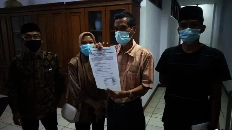 TUNJUKKAN BERITA ACARA–Moh. Hapipi, saat menunjukkan berita acara panitia pemilih Desa Cikoneng, hasil penelitian berkas persyaratan calon, Rabu (14/7/2021). (SIDIK/SATELITNEWS.ID)